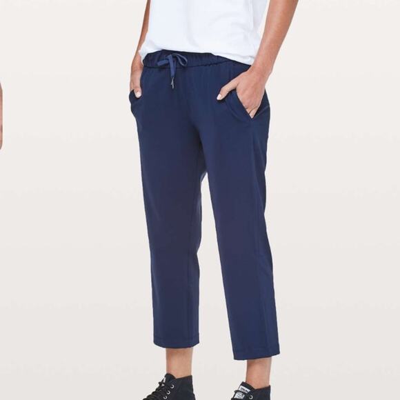 Lululemon Navy Mid Rise Cropped Pants - Picture 2 of 9